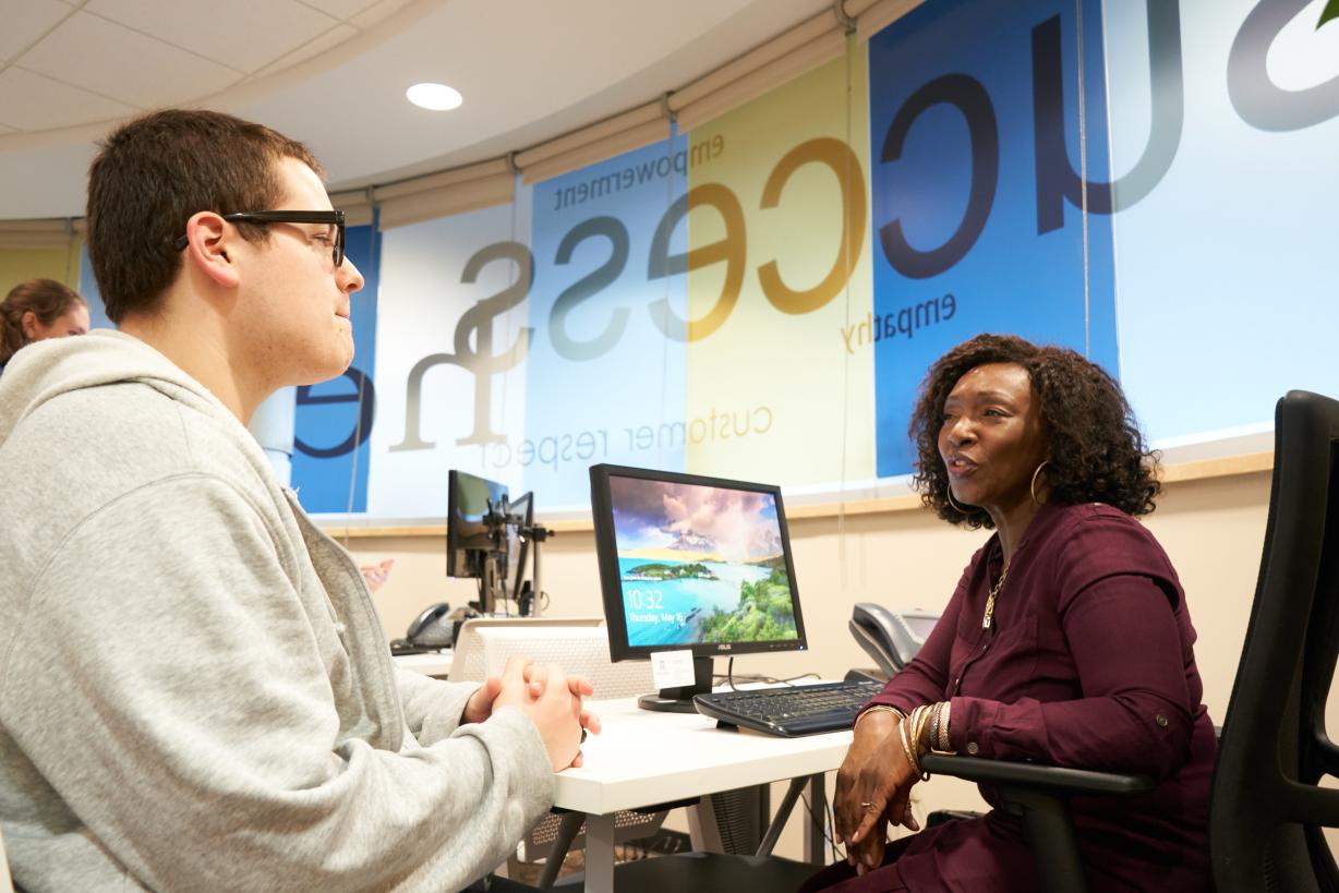 Student meeting with employee Student meeting with employee